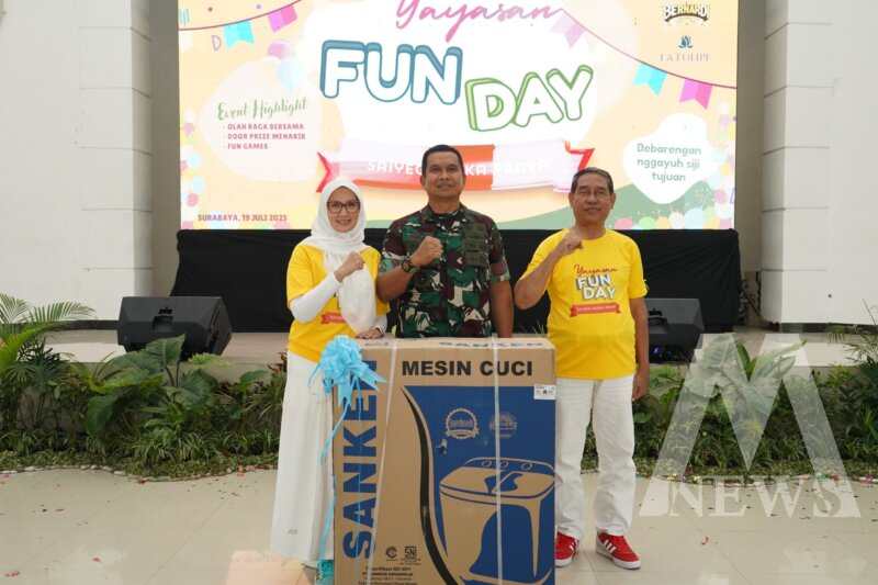 Danrem 084/BJ Brigjen TNI Danny Alkadrie serahkan hadiah ke pemenang Fun Day