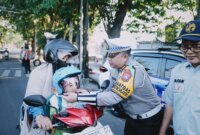 Kasatlantas Polres Gresik AKP Rizki Julianda Putera Buna bagi helm gratis