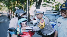 Kasatlantas Polres Gresik AKP Rizki Julianda Putera Buna bagi helm gratis