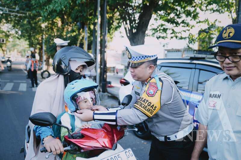 Kasatlantas Polres Gresik AKP Rizki Julianda Putera Buna bagi helm gratis