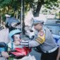 Kasatlantas Polres Gresik AKP Rizki Julianda Putera Buna bagi helm gratis