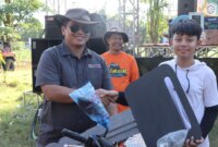 Kapolres Nganjuk AKBP Henri Noveri Santoso serahkan hadiah