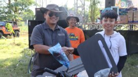 Kapolres Nganjuk AKBP Henri Noveri Santoso serahkan hadiah