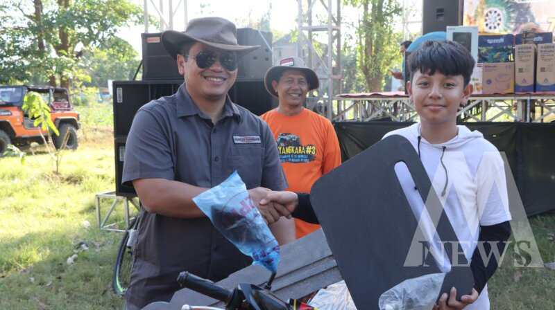 Kapolres Nganjuk AKBP Henri Noveri Santoso serahkan hadiah