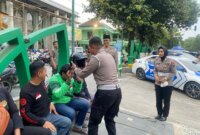 Satlantas Polres Ponorogo beri helm ke driver ojol