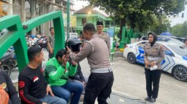 Satlantas Polres Ponorogo beri helm ke driver ojol