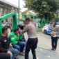 Satlantas Polres Ponorogo beri helm ke driver ojol