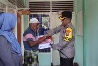 Kapolres Probolinggo AKBP M. Wahyudin Latif serahkan bantuan ke warga
