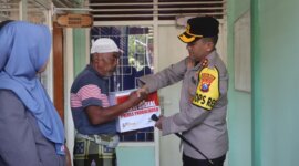 Kapolres Probolinggo AKBP M. Wahyudin Latif serahkan bantuan ke warga