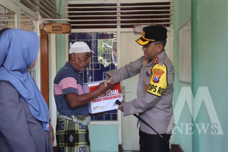 Kapolres Probolinggo AKBP M. Wahyudin Latif serahkan bantuan ke warga