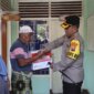 Kapolres Probolinggo AKBP M. Wahyudin Latif serahkan bantuan ke warga