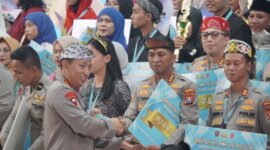 Kapolresta Sidoarjo Kombespol Christian Tobing terima penghargaan dari Kapolri Jenderal Listyo Sigit Prabowo