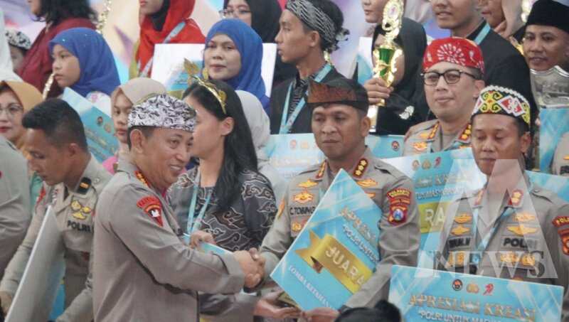Kapolresta Sidoarjo Kombespol Christian Tobing terima penghargaan dari Kapolri Jenderal Listyo Sigit Prabowo