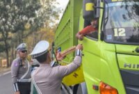 Satlantas Polres Situbondo bagi nasi kotak ke pengendara