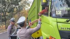 Satlantas Polres Situbondo bagi nasi kotak ke pengendara
