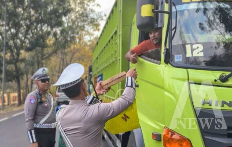 Satlantas Polres Situbondo bagi nasi kotak ke pengendara