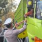 Satlantas Polres Situbondo bagi nasi kotak ke pengendara
