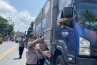 Polresta Banyuwangi peduli ke sopir truk dengan bagikan nasi kotak