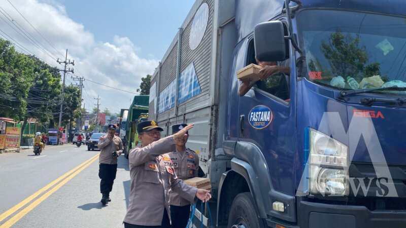 Polresta Banyuwangi peduli ke sopir truk dengan bagikan nasi kotak