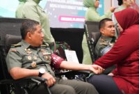 Danrem 084/Bhaskara Jaya Brigjen TNI Danny Alkadrie didampingi Kolonel Inf Didin Nasruddin Darsono ikut donor darah