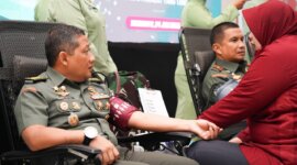 Danrem 084/Bhaskara Jaya Brigjen TNI Danny Alkadrie didampingi Kolonel Inf Didin Nasruddin Darsono ikut donor darah