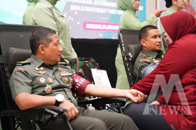 Danrem 084/Bhaskara Jaya Brigjen TNI Danny Alkadrie didampingi Kolonel Inf Didin Nasruddin Darsono ikut donor darah