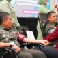 Danrem 084/Bhaskara Jaya Brigjen TNI Danny Alkadrie didampingi Kolonel Inf Didin Nasruddin Darsono ikut donor darah