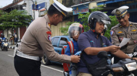 Kasatlantas Polres Ponorogo AKP Bayu Pratama Sudirno beri cinderamata pengguna jalan