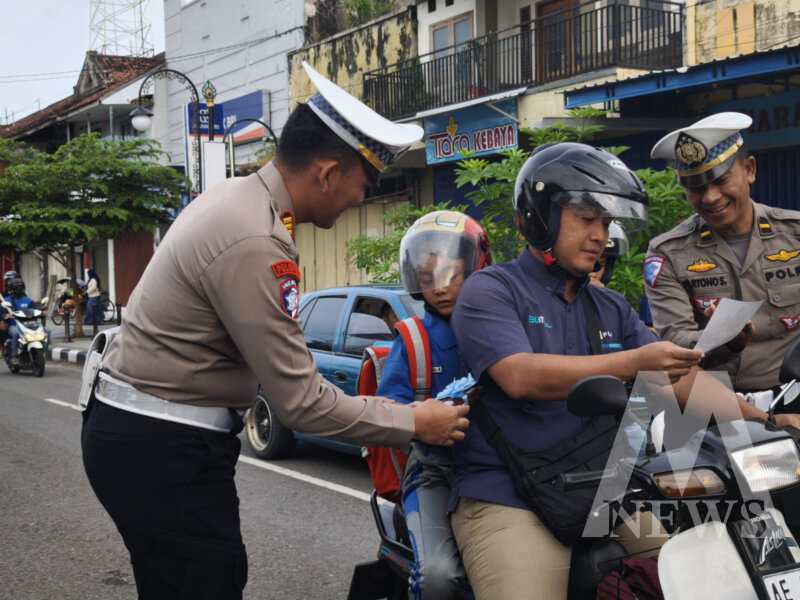 Kasatlantas Polres Ponorogo AKP Bayu Pratama Sudirno beri cinderamata pengguna jalan