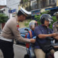 Kasatlantas Polres Ponorogo AKP Bayu Pratama Sudirno beri cinderamata pengguna jalan