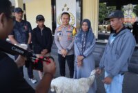 Kapolres Bondowoso AKBP Harto Agung Cahyono serahkan BB kambing ke pemilik
