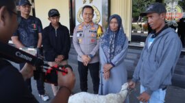 Kapolres Bondowoso AKBP Harto Agung Cahyono serahkan BB kambing ke pemilik
