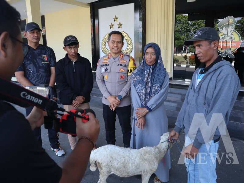 Kapolres Bondowoso AKBP Harto Agung Cahyono serahkan BB kambing ke pemilik