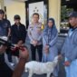 Kapolres Bondowoso AKBP Harto Agung Cahyono serahkan BB kambing ke pemilik
