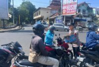 Polres Bondowoso bagi air minum ke warga