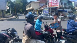 Polres Bondowoso bagi air minum ke warga