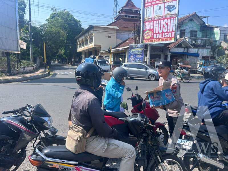 Polres Bondowoso bagi air minum ke warga