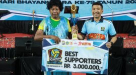 Wakapolres Gresik Kompol Danu Anindhita Kuncoro Putro serahkan hadiah