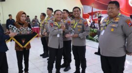 Kapolresta Sidoarjo Kombespol Christian Tobing terima penghargaan