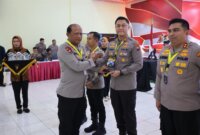 Kapolres Jember AKBP Bobby A. Condroputra terima penghargaan dari Kapolda Jatim Irjen Pol Drs. Nanang Avianto