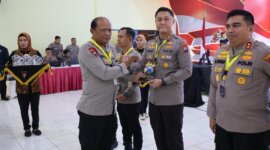 Kapolres Jember AKBP Bobby A. Condroputra terima penghargaan dari Kapolda Jatim Irjen Pol Drs. Nanang Avianto