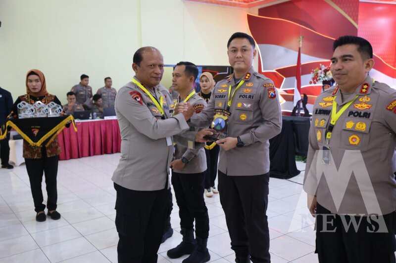Kapolres Jember AKBP Bobby A. Condroputra terima penghargaan dari Kapolda Jatim Irjen Pol Drs. Nanang Avianto
