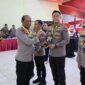 Kapolres Jember AKBP Bobby A. Condroputra terima penghargaan dari Kapolda Jatim Irjen Pol Drs. Nanang Avianto