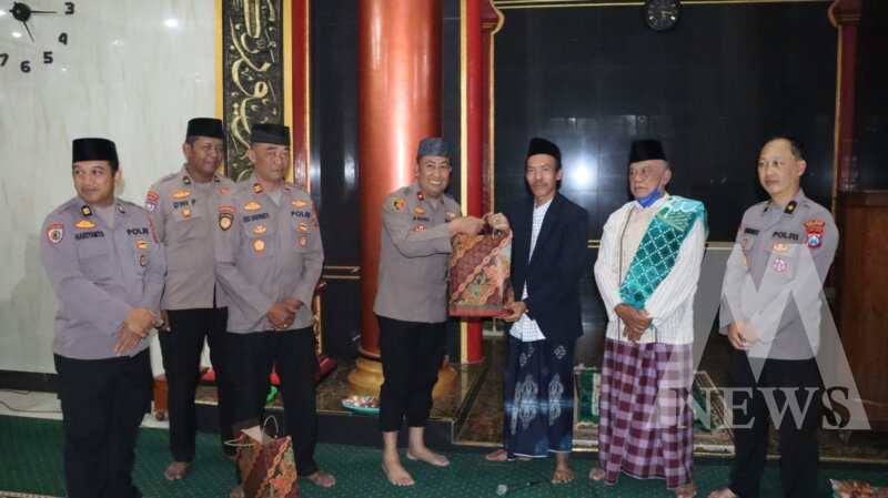 Wakapolres Nganjuk Kompol Andria Diana Putra saat Safari Subuh