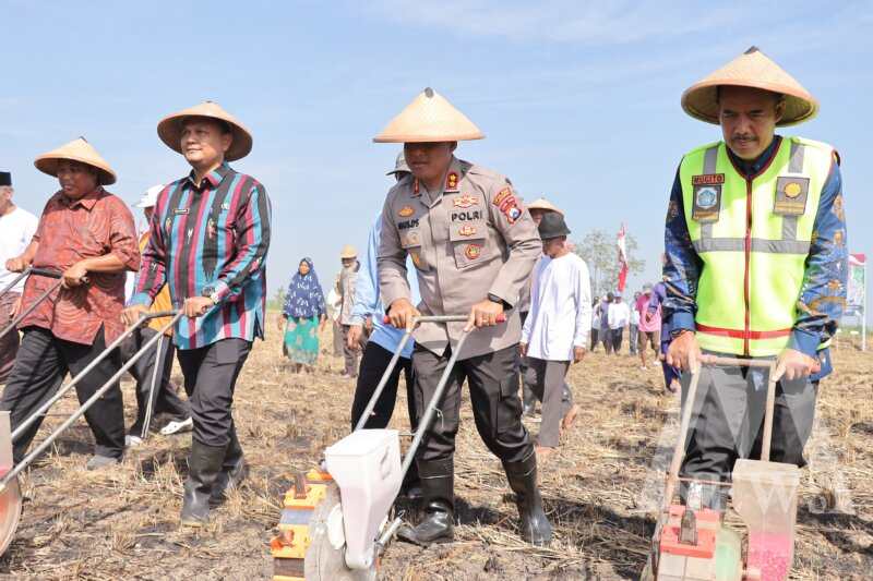 Kapolres Lamongan AKBP Agus Dwi Suryanto tanam jagung di lahan baku