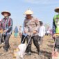 Kapolres Lamongan AKBP Agus Dwi Suryanto tanam jagung di lahan baku