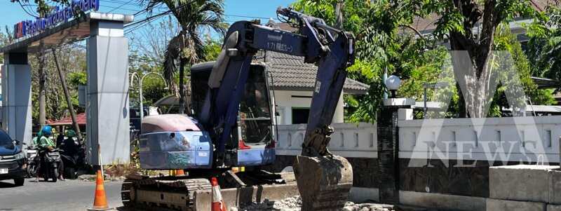 Pekerjaan saluran didepan stasiun gubeng baru
