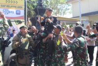 Kapolres Bondowoso AKBP Harto Agung Cahyono diarak prajurit Yonif Raider 514 di Hari Bhayangkara
