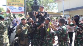 Kapolres Bondowoso AKBP Harto Agung Cahyono diarak prajurit Yonif Raider 514 di Hari Bhayangkara