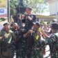 Kapolres Bondowoso AKBP Harto Agung Cahyono diarak prajurit Yonif Raider 514 di Hari Bhayangkara